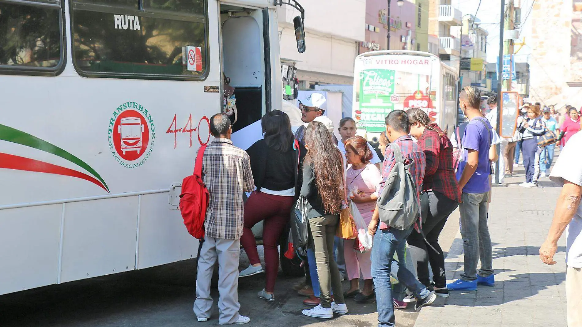 personas abordan autobus de transporte